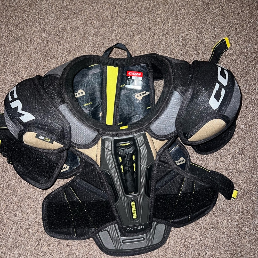 Hockey shoulder pads